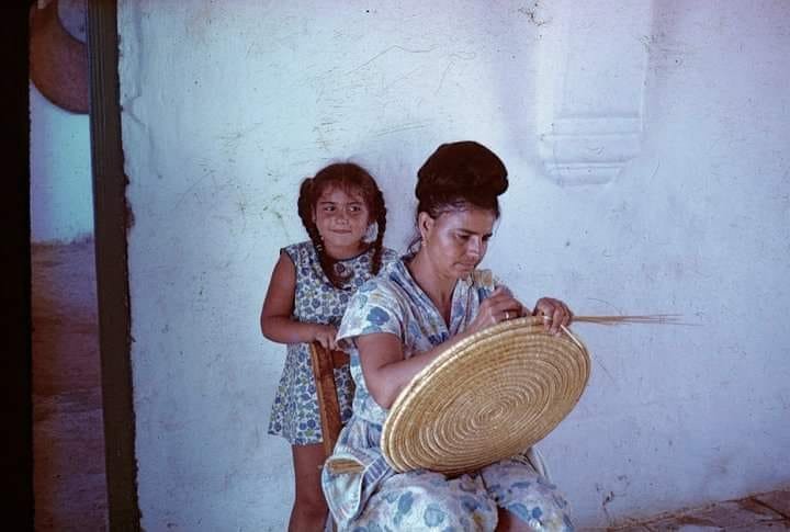 Thia Areti weaving a basket..jpg