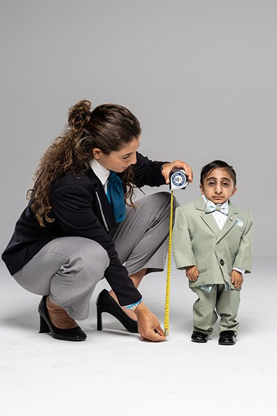 Worlds-shortest-man-being-measured_tcm25-730194_city.jpg