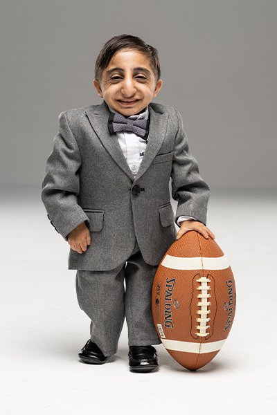 Worlds-shortest-man-holding-an-American-football_tcm25-730190_city.jpg