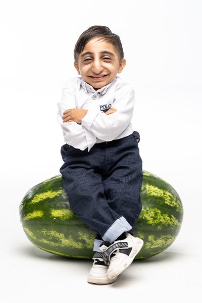 Worlds-shortest-man-sitting-on-a-watermelon_tcm25-730192_city.jpg