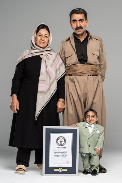 Worlds-shortest-man-standing-with-his-parents-and-Guinness-World-Records-certificate_tcm25-730193_city.jpg