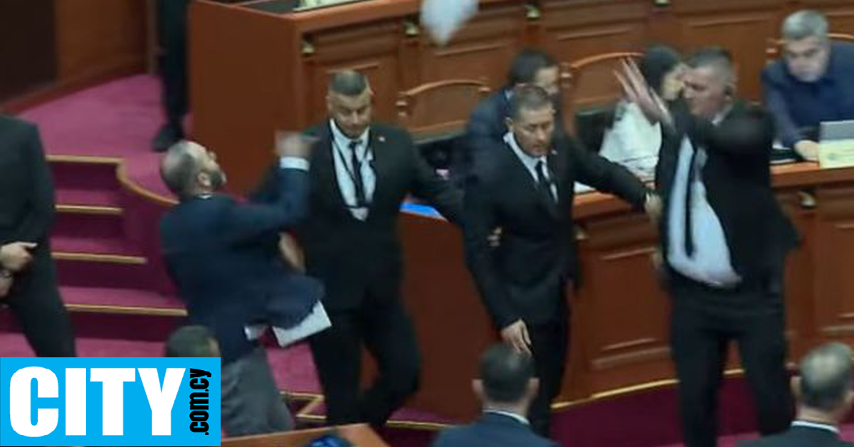 Ένταση στην αλβανική βουλή μετά την πρώτη εμφάνιση της AI υπουργού [βίντεο]