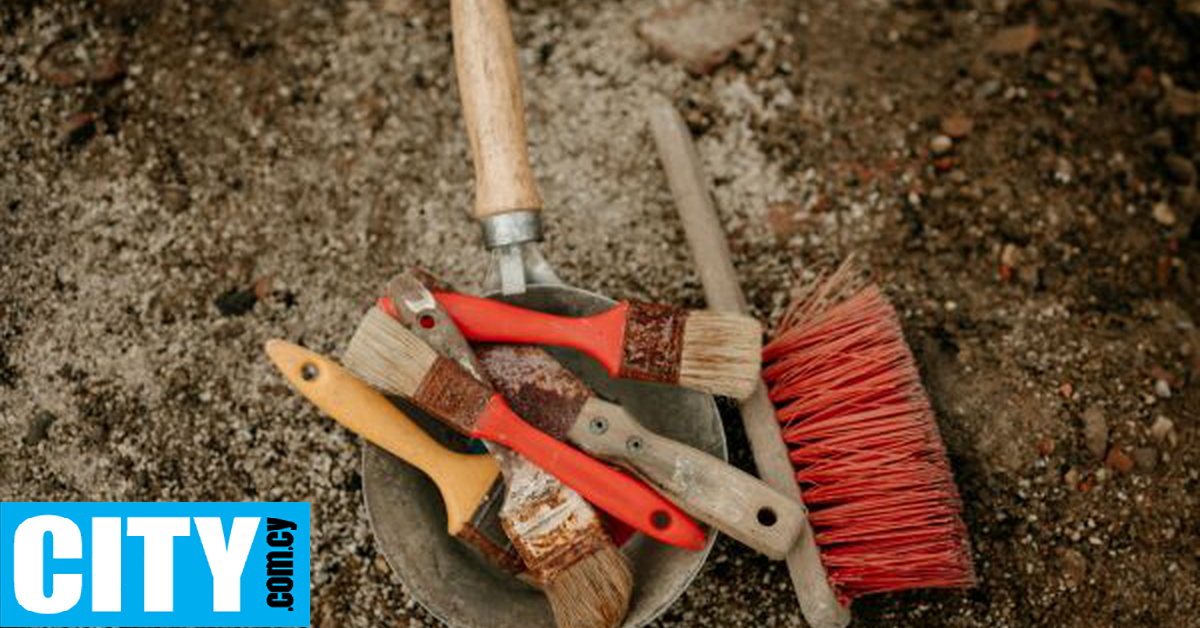 &Xi;ύ&lambda;&iota;&nu;&alpha; &epsilon;&rho;&gamma;&alpha;&lambda;&epsilon;ί&alpha; &mu;&iota;&sigma;&omicron;ύ &epsilon;&kappa;&alpha;&tau;&omicron;&mu;&mu;&upsilon;&rho;ί&omicron;&upsilon; &chi;&rho;ό&nu;&omega;&nu; &epsilon;&nu;&tau;&omicron;&pi;ί&sigma;&tau;&eta;&kappa;&alpha;&nu; &sigma;&tau;&eta;&nu; &Epsilon;&lambda;&lambda;ά&delta;&alpha;