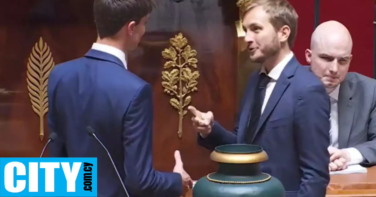 Γάλλος αριστερός βουλευτής βρήκε έναν ευφάνταστο τρόπο για να μη χαιρετήσει ακροδεξιό συνάδελφό του