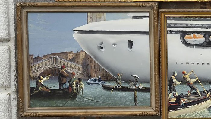 banksy-venice-art-biennale-unlicensed-street-stall-2-5ce64736d6813__700.jpg