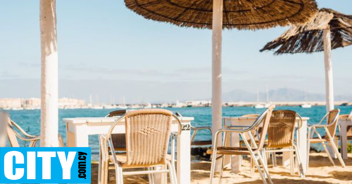 Ένα Beach Bar στην Ελλάδα ρίχνει πόρτα σε όσους δεν πάνε ντυμένοι