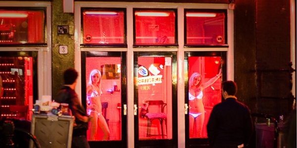 doc_20120704_958013_amsterdam_red_light_district_sexy_girls_1.jpg