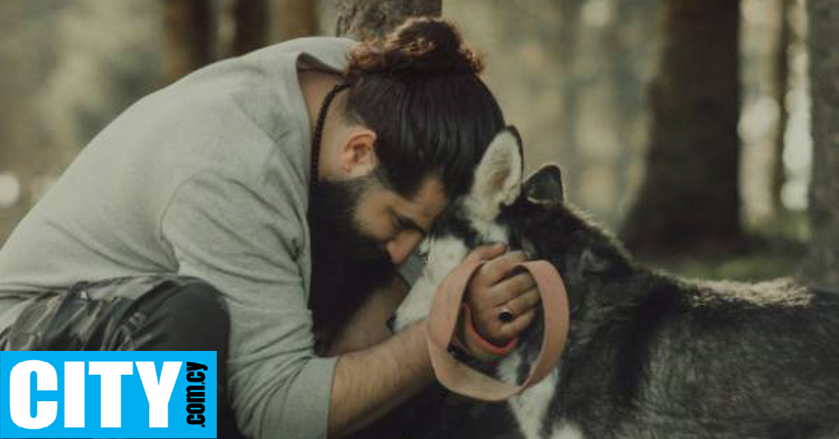 Τι πραγματικά νιώθει ο σκύλος σου όταν σε βλέπει να κλαις;