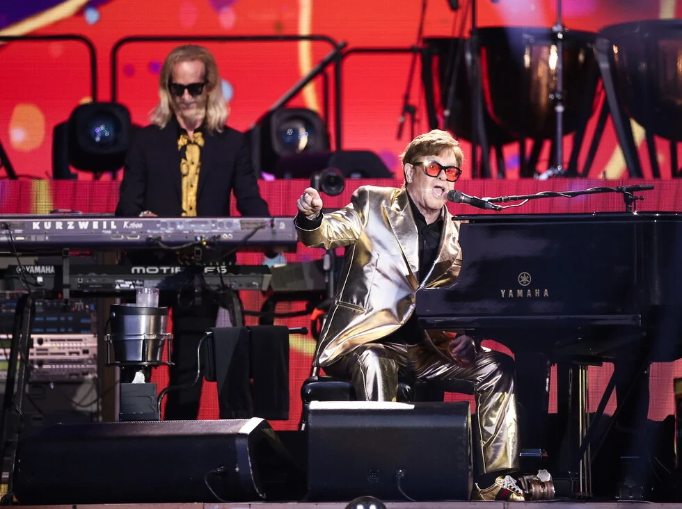 elton-john-teleftea-sinavlia-agglia-2_city.png