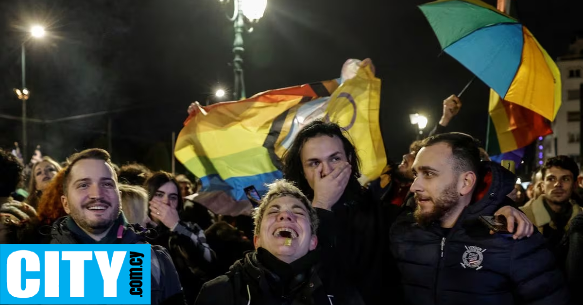 Χθες, έξω από τη Βουλή των Ελλήνων, το ουράνιο τόξο έλαμψε