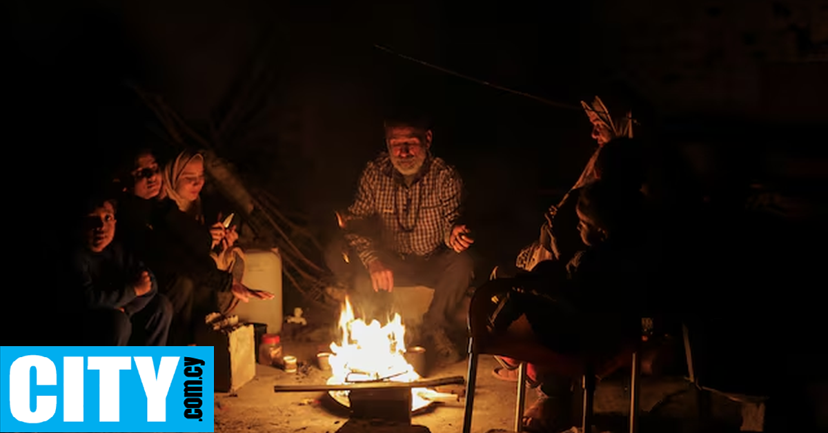 Παλαιστίνιοι στήνουν σκηνές, ανάμεσα στα χαλάσματα, για τις οικογένειες που θα επιστρέψουν στη βόρεια Γάζα