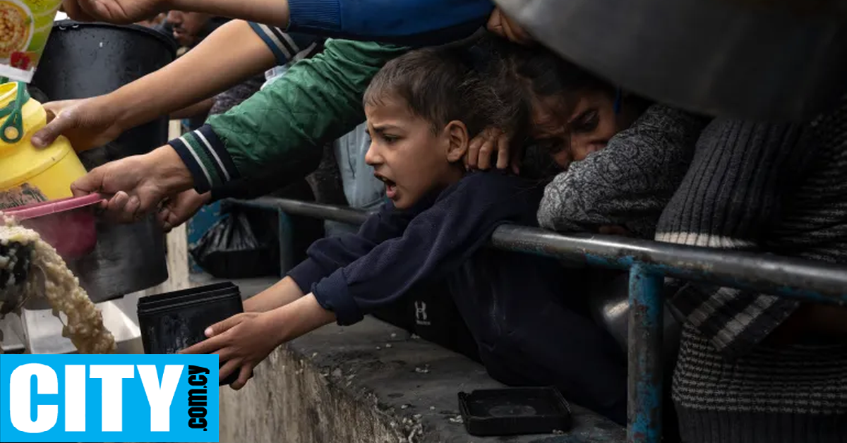 Άνθρωποι ψάχνουν για φαγητό κάτω από τα ερείπια και στη Γάζα ο λιμός είναι «σχεδόν αναπόφευκτος»