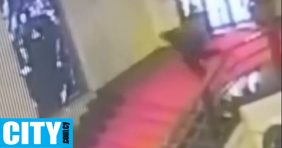 Όταν ένας πολιτικός παραπάτησε και έκανε θρύψαλα βιτρό ανεκτίμητης αξίας