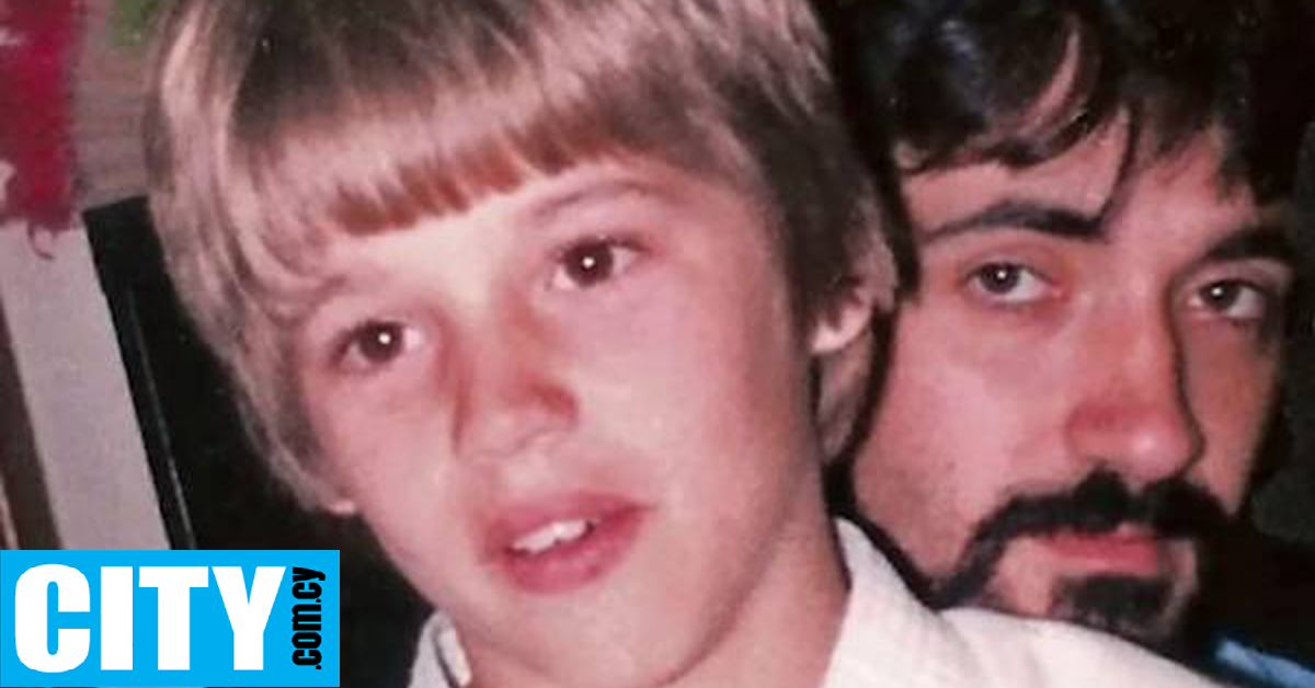 &Omicron; ά&nu;&theta;&rho;&omega;&pi;&omicron;&sigmaf; &pi;&omicron;&upsilon; &sigma;&kappa;ό&tau;&omega;&sigma;&epsilon; &mu;&pi;&rho;&omicron;&sigma;&tau;ά &sigma;&epsilon; &kappa;ά&mu;&epsilon;&rho;&epsilon;&sigmaf; &kappa;&alpha;&iota; &alpha;&sigma;&tau;&upsilon;&nu;&omicron;&mu;&iota;&kappa;&omicron;ύ&sigmaf; &tau;&omicron;&nu; &beta;&iota;&alpha;&sigma;&tau;ή &tau;&omicron;&upsilon; &gamma;&iota;&omicron;&upsilon; &tau;&omicron;&upsilon;