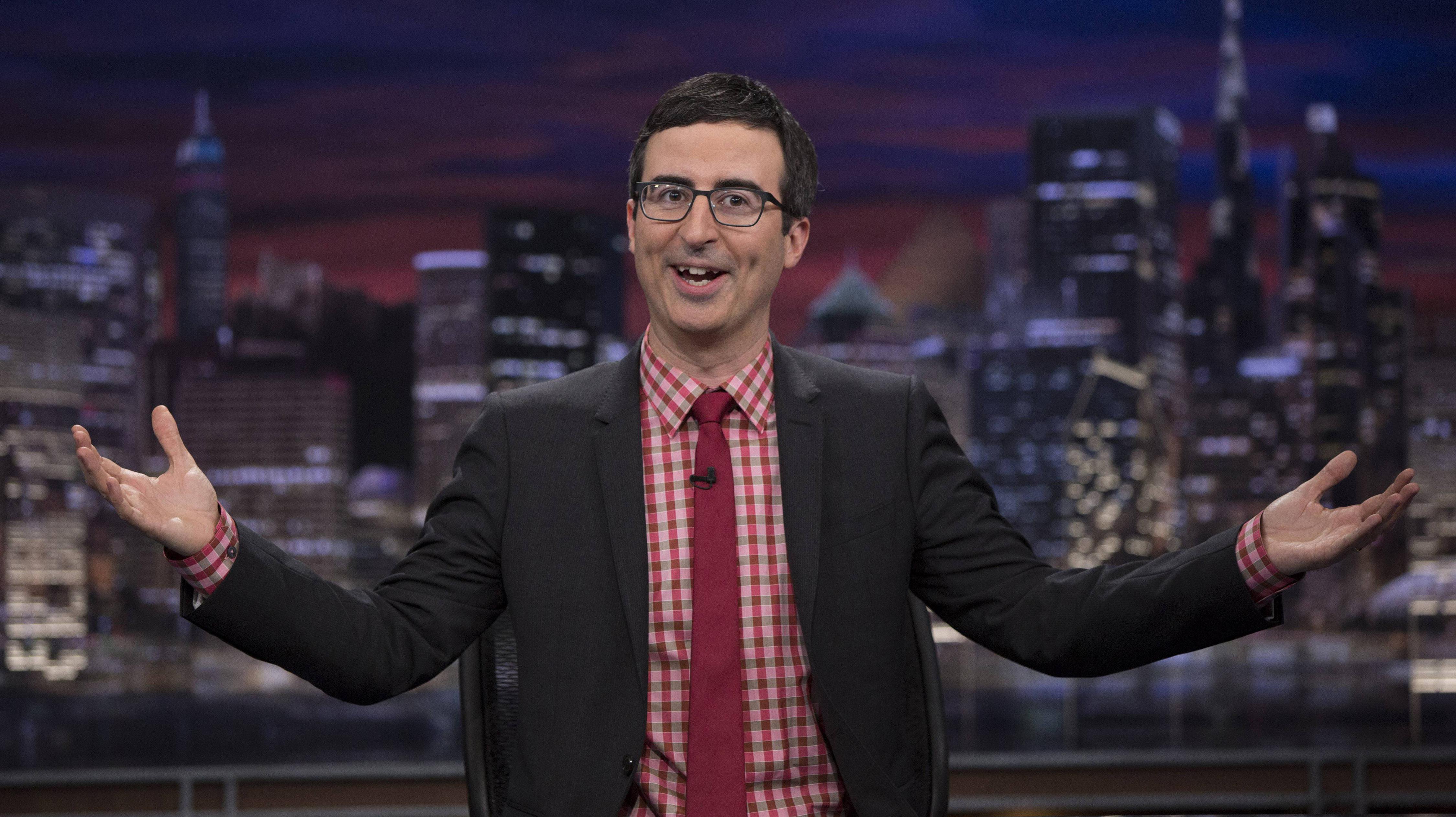 Last week james. John Oliver. Джон Оливер комик. Джон+Оливер+1898. Ведущий в кадре.