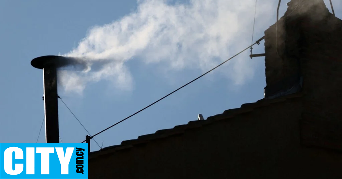 Λευκός καπνός από την Καπέλα Σιξτίνα: Εξελέγη ο νέος Πάπας