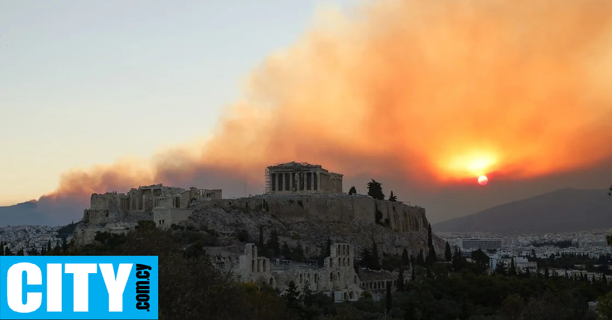 Ο καπνός από τη μεγάλη φωτιά στην Αττική κάλυψε τον Παρθενώνα [εικόνες]