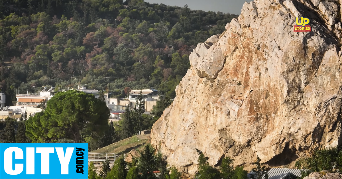 Βλέπεις κι εσύ το πρόσωπο πάνω στον ιερό βράχο της Ακρόπολης;