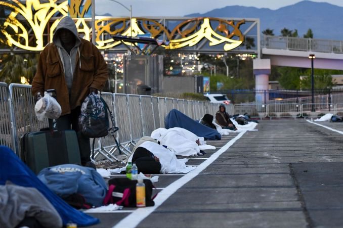 las-vegas-parking-lot-turned-into-homeless-shelter-during-coronavirus-crisis.jpg