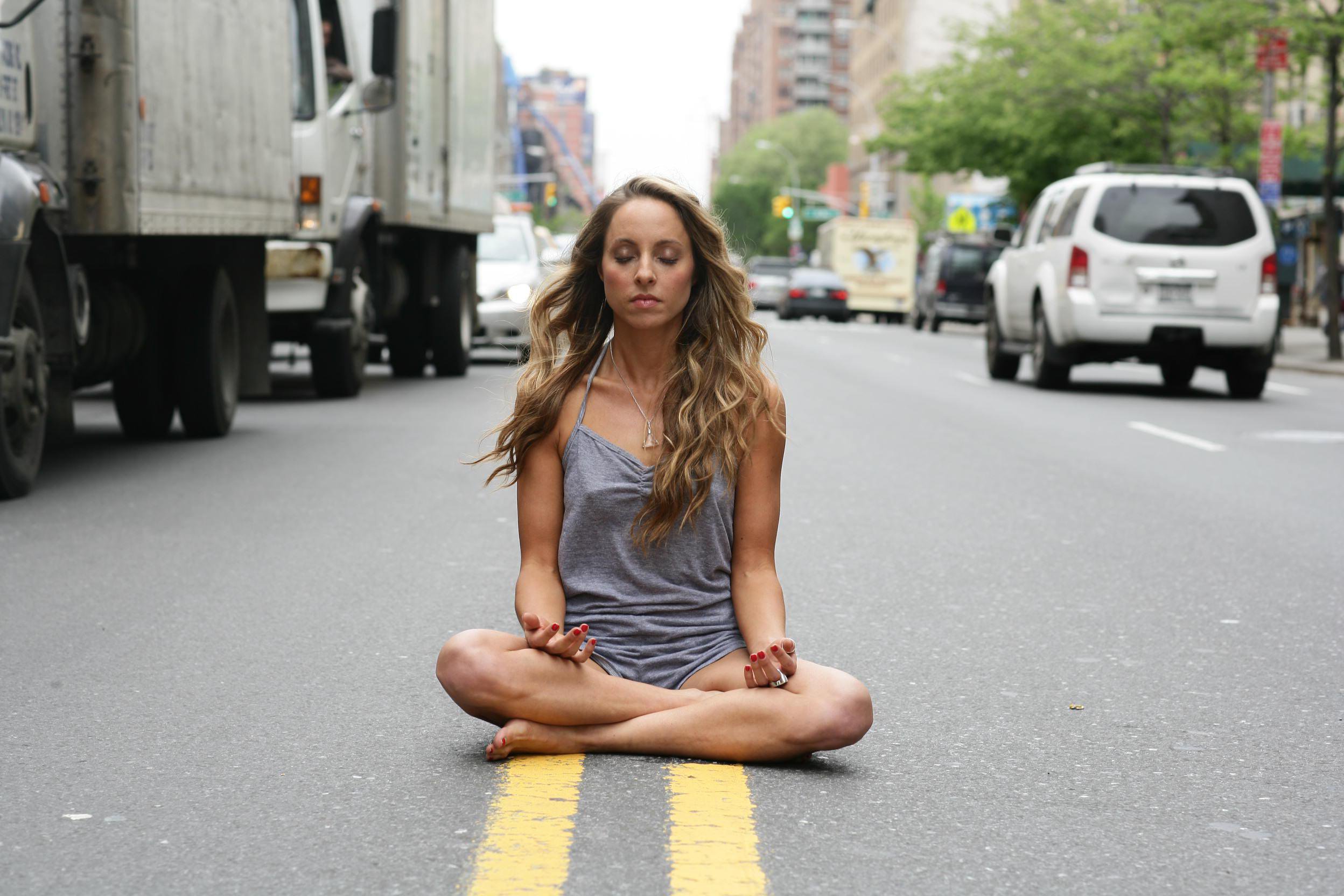 Road girls. Девушка сидит на дороге. Девочка на дороге. Человек сидит на дороге. Медитация в городе.