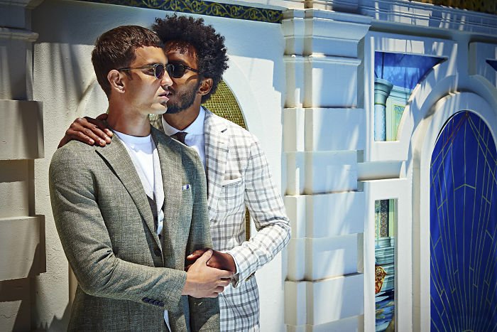 men-kissing-ad-suitsupply-2018-spring-summer-campaign-14-5a95103858876-700.jpg
