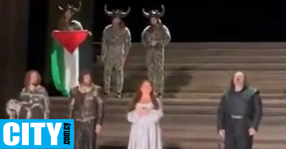 Μέλος της Βασιλικής Όπερας του Λονδίνου άνοιξε παλαιστινιακή σημαία στη σκηνή και προσπάθησαν να τον σταματήσουν Μέλος της Βασιλικής Όπερας του Λονδίνου άνοιξε παλαιστινιακή σημαία στη σκηνή και προσπάθησαν να τον σταματήσουν