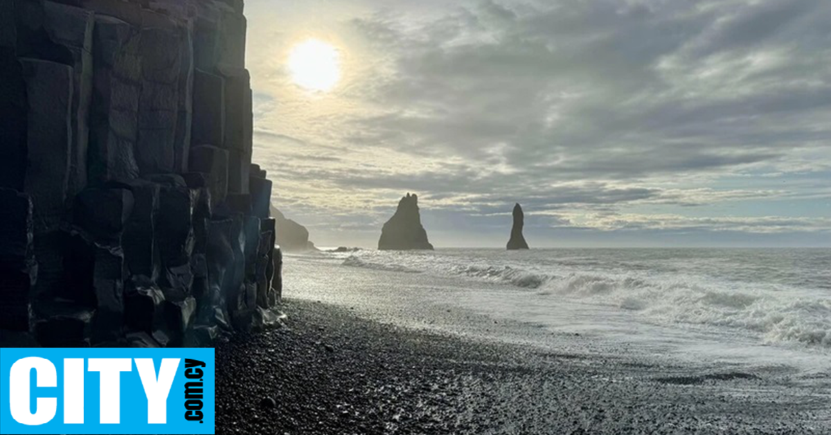 &Eta; &pi;&iota;&omicron; &mu;&upsilon;&sigma;&tau;&eta;&rho;&iota;ώ&delta;&eta;&sigmaf; &pi;&alpha;&rho;&alpha;&lambda;ί&alpha; &tau;&omicron;&upsilon; &kappa;ό&sigma;&mu;&omicron;&upsilon;, &epsilon;&xi;&alpha;&phi;&alpha;&nu;ί&sigma;&tau;&eta;&kappa;&epsilon;