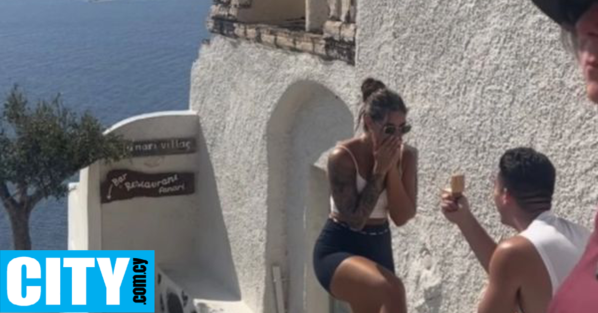 Τουρίστες κατέστρεψαν (άθελά τους) πρόταση γάμου ζευγαριού στη Σαντορίνη [Βίντεο]