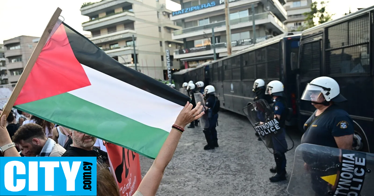 Εικόνες από τη διαμαρτυρία στην Αθήνα για τη βίαιη εισβολή στο Madleen