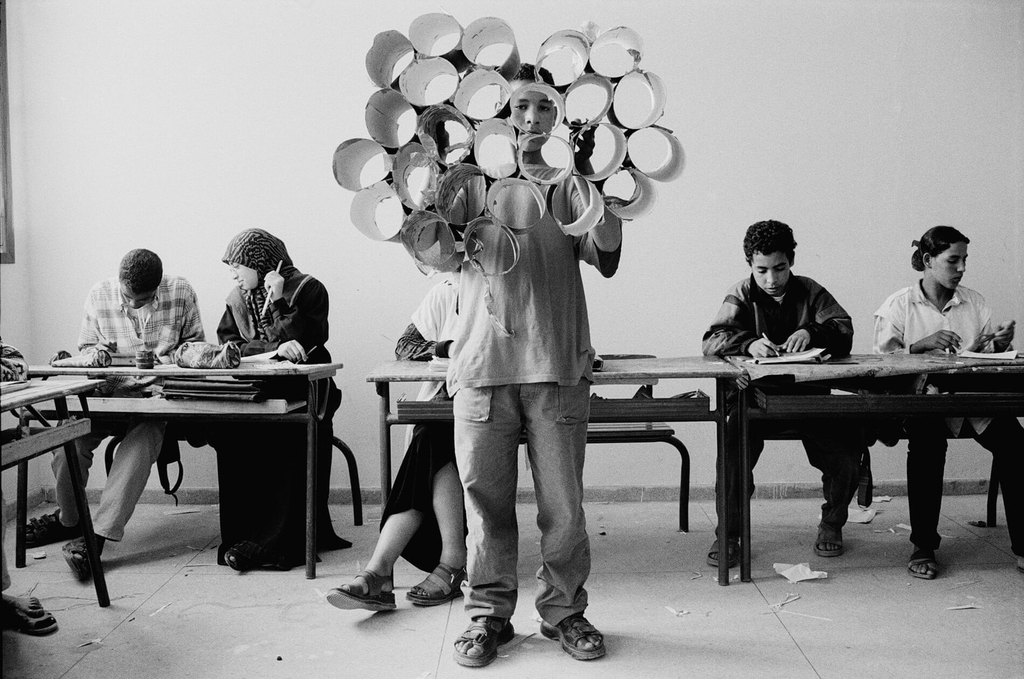 Εικόνες μέσα από μια σχολική αίθουσα που μετατράπηκε σε αυτοσχέδιο στούντιο φωτογραφίας