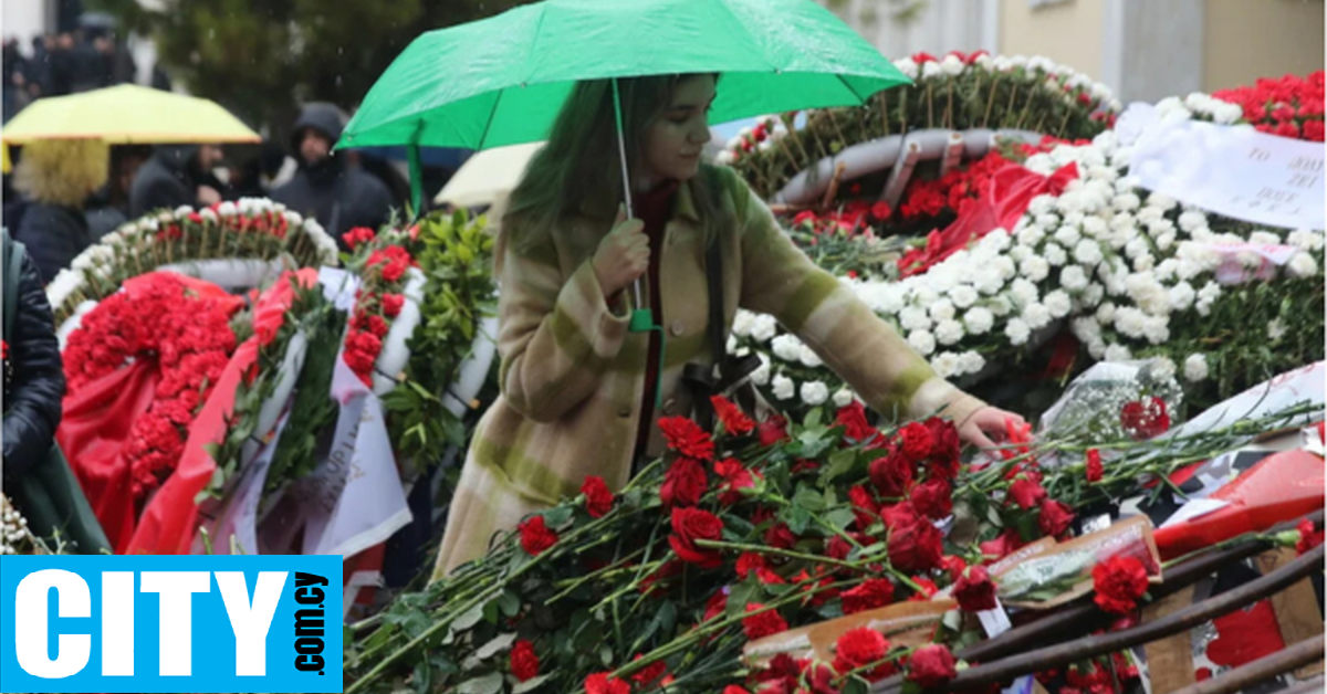 Χιλιάδες πολίτες τιμούν την 51η επέτειο της εξέγερσης του Πολυτεχνείου στην Ελλάδα