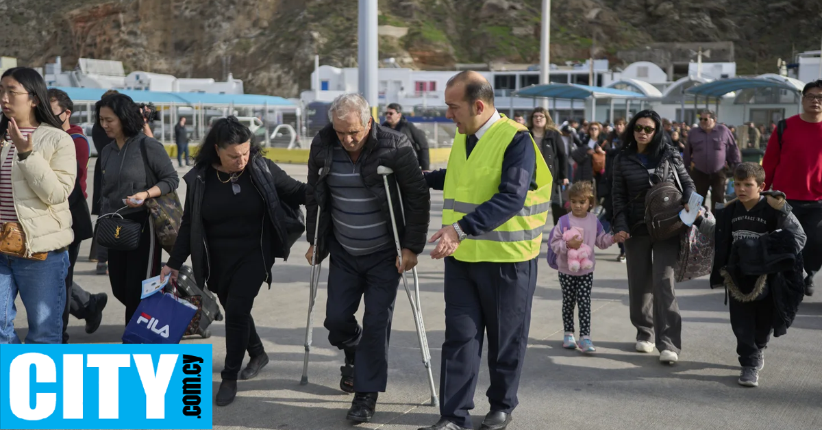 Εγκαταλείπουν τη Σαντορίνη κάτοικοι και τουρίστες τη στιγμή που οι Κυκλάδες σείονται από αλλεπάλληλους σεισμούς