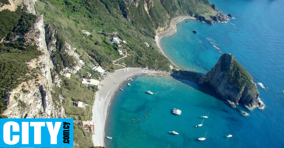 &Upsilon;&pi;ά&rho;&chi;&epsilon;&iota; έ&nu;&alpha; &nu;&eta;&sigma;ί &chi;&omega;&rho;ί&sigmaf; &delta;&rho;ό&mu;&omicron;&upsilon;&sigmaf;, &sigma;ή&mu;&alpha; &tau;&eta;&lambda;&epsilon;&phi;ώ&nu;&omicron;&upsilon; &kappa;&alpha;&iota; &sigma;&chi;&epsilon;&delta;ό&nu; &chi;&omega;&rho;ί&sigmaf; &tau;&omicron;&upsilon;&rho;ί&sigma;&tau;&epsilon;&sigmaf;