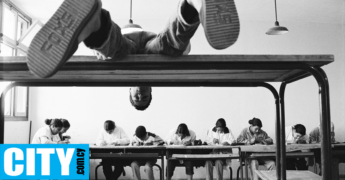 Εικόνες μέσα από μια σχολική αίθουσα που μετατράπηκε σε αυτοσχέδιο στούντιο φωτογραφίας