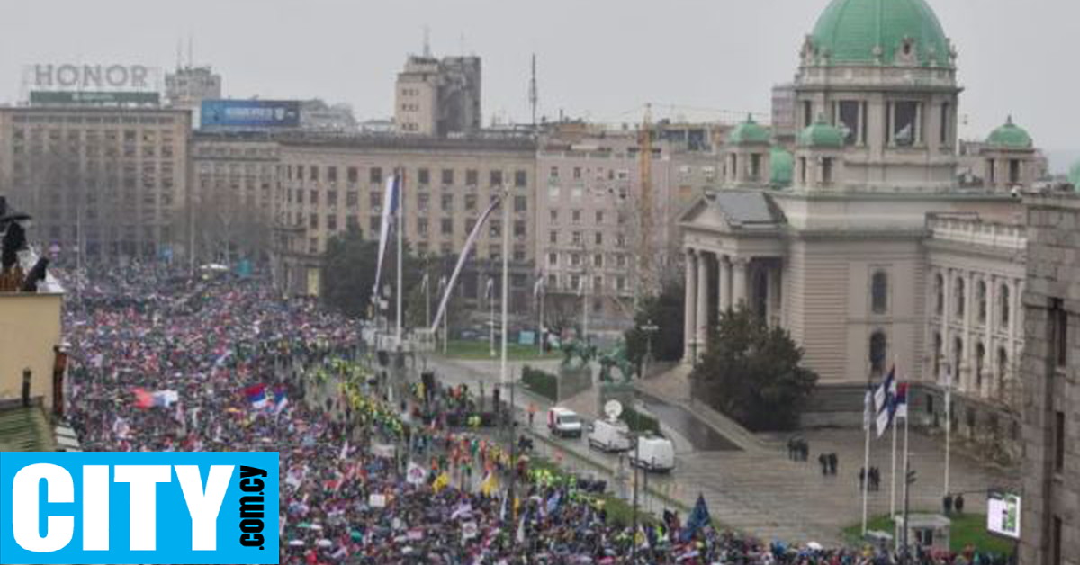 Ανθρώπινο ποτάμι στο Βελιγράδι, σε μια από τις μεγαλύτερες αντικυβερνητικές διαδηλώσεις