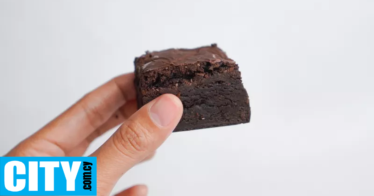 Έστειλαν δικαστήριο υπάλληλο επειδή πήρε από το ψυγείο της εταιρείας μια σοκολατόπιτα