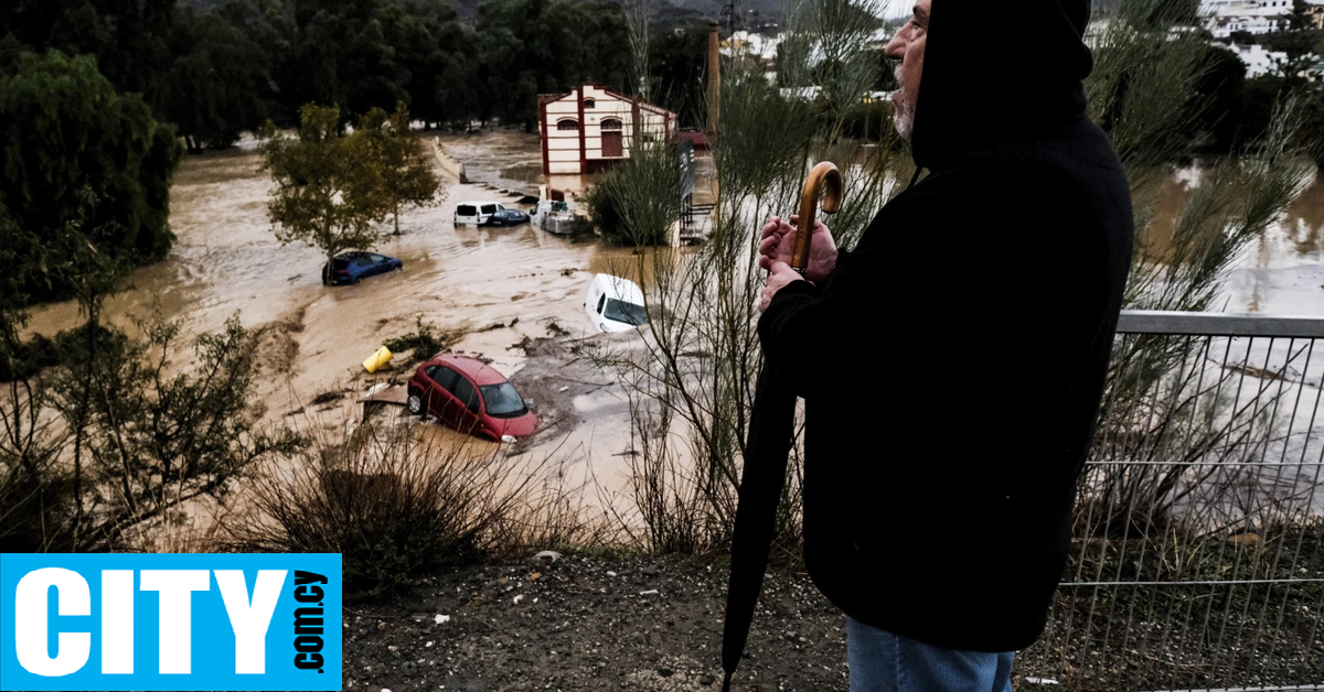 Τραγικές εικόνες από τις φονικές πλημμύρες που έπληξαν την Ισπανία, αφήνοντας πίσω τους 62 μέχρι στιγμής νεκρούς