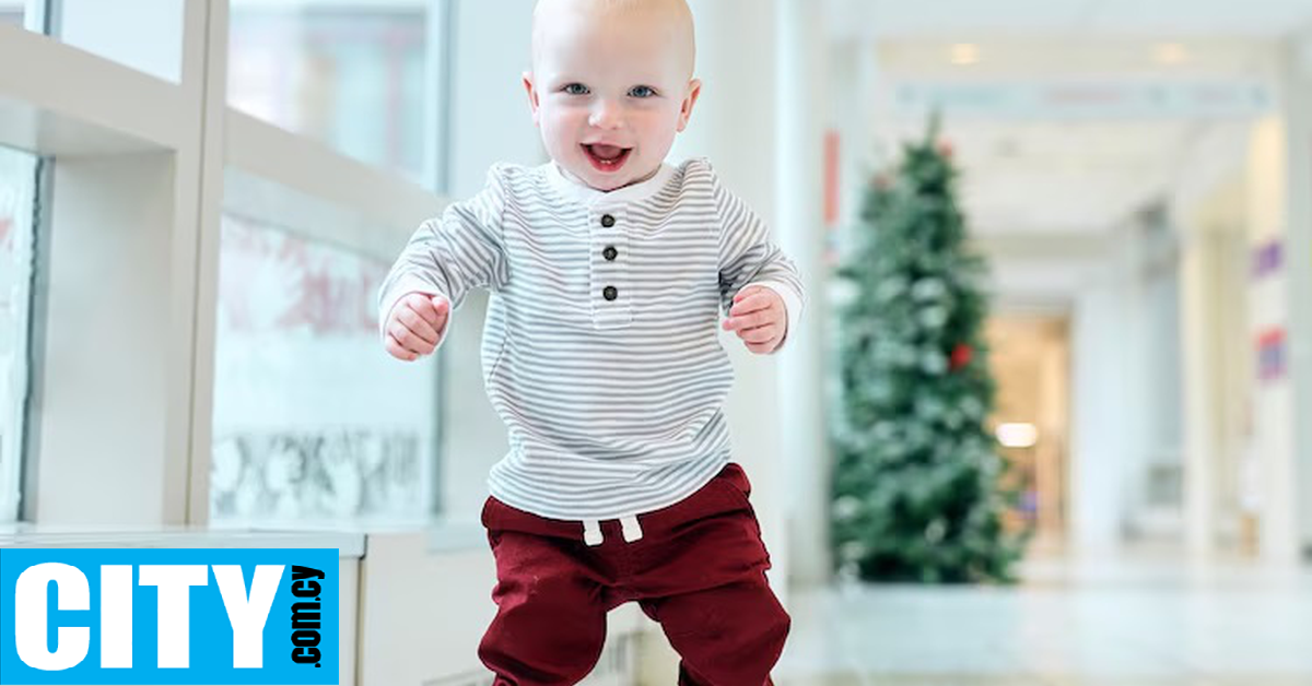 Το πρώτο μωρό παγκοσμίως που έλαβε εξατομικευμένη γονιδιακή θεραπεία, έκανε τα πρώτα του βήματα