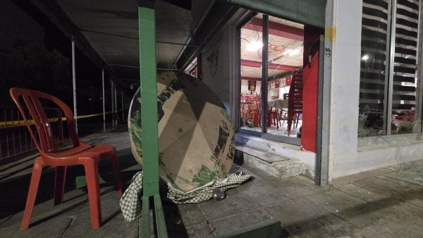50 κουκουλοφόροι (συγκεκριμένης ομάδας) εισέβαλαν στο σωματείο της Ομόνοιας στη Λακατάμια