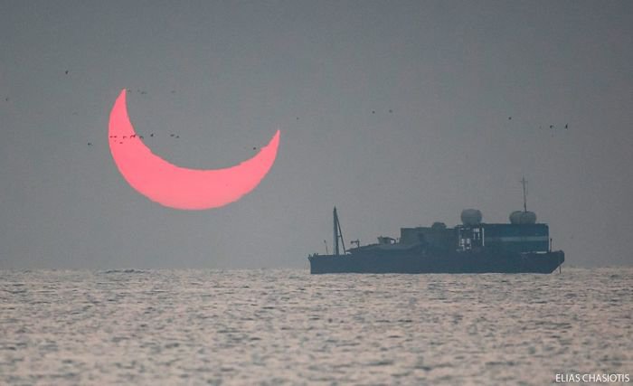 sunrise-red-horns-solar-eclipse-elias-chasiotis-4-5e1326b8c3e1e-700.jpg