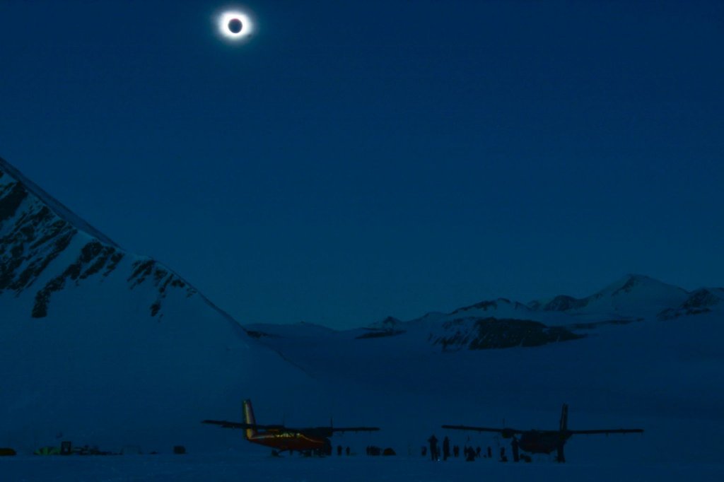 topshots-topshot-antartica-astronomy-sun-eclipse-153016_city.jpg
