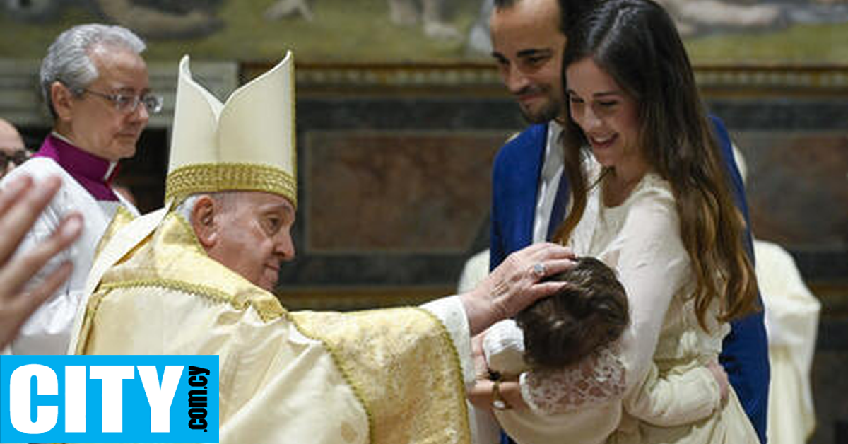 Ο πάπας Φραγκίσκος έδωσε το δικαίωμα στα τρανς άτομα να βαφτίζουν και να βαφτίζονται