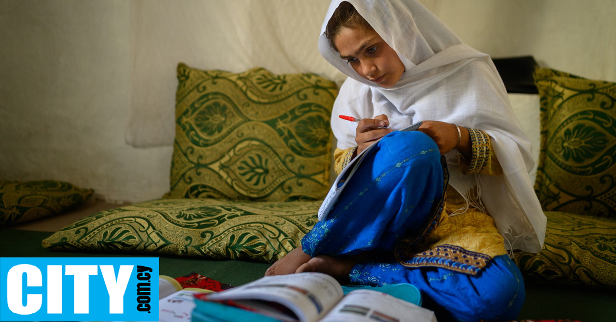 &laquo;&Mu;&iota;&alpha; ή&sigma;&upsilon;&chi;&eta;, &alpha;&lambda;&lambda;ά &alpha;&delta;&iota;ά&lambda;&lambda;&alpha;&kappa;&tau;&eta; &delta;ί&psi;&alpha; &gamma;&iota;&alpha; &gamma;&nu;ώ&sigma;&eta;&raquo;: &Mu;&iota;&alpha; &epsilon;&iota;&kappa;ό&nu;&alpha; &alpha;&pi;ό &tau;&omicron; &Alpha;&phi;&gamma;&alpha;&nu;&iota;&sigma;&tau;ά&nu; &pi;&omicron;&upsilon; &mu;&iota;&lambda;ά &chi;&omega;&rho;ί&sigmaf; &lambda;ό&gamma;&iota;&alpha;