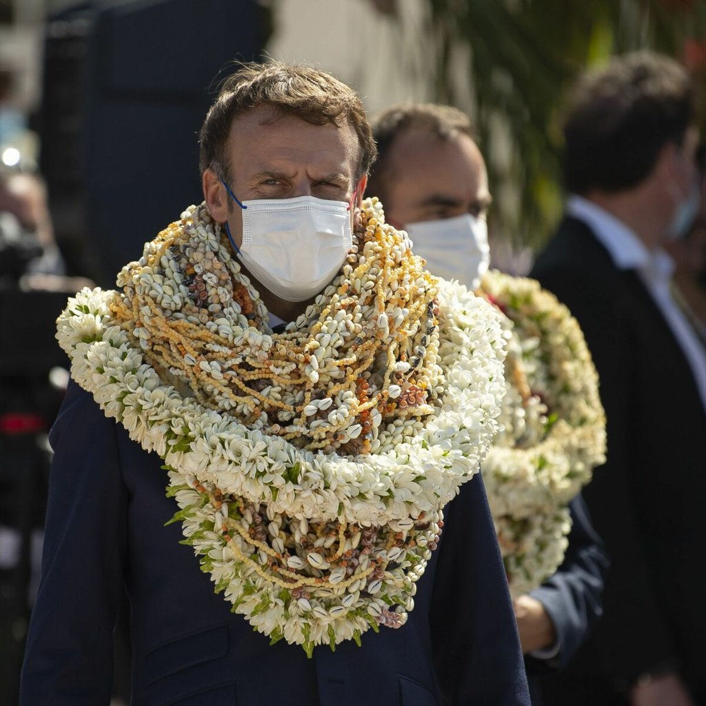 video-emmanuel-macron-recouvert-de-colliers-de-fleurs-en-polynesie-une-parodie-fait-le-tour-du-monde.jpeg