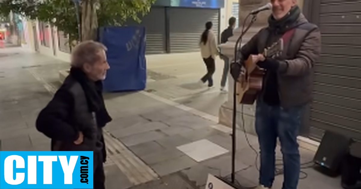 Ο Μανώλης Ρακιντζής, ο μουσικός του δρόμου που αγκάλιασε ο Ξαρχάκος, έγραψε αυτά με αφορμή τη συνάντησή τους