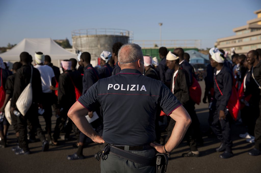 zach-campbell-italy-immigration-refugees-migrants-police-02-1505501084.jpg